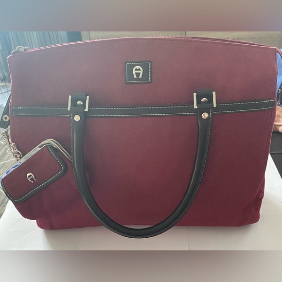 Etienne Aigner Red Tote Bag with Structured Design and Gold Hardware - Picture 4 of 16